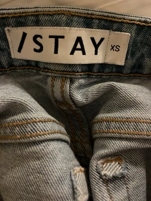 Ljusblå jeans från Stay, storlek XS - Säljer ett par ljusblå lågmidjade jeans från Stay i storlek XS. Jeansen har klassisk femficksdesign, raka ben och normal passform. Tillverkade i jeansmaterial med snygga kontrastsömmar. Perfekta för en chill och stilren look. De är i mycket bra skick pågrund av att jag använt de bara ett par gånger och inga defekter!💗går att diskutera pris