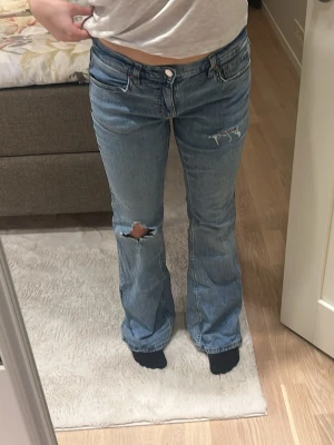 Blåa bootcut jeans med hål💕 - Säljer dessa jeans som är slutsålda från Gina! I storlek 36 och använda varsamt, skriv vid ev frågor🫶