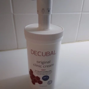 OÖPPNAD Decubal original clinic cream, stor pumpflasla - Helt NY stor oöppnad/Oanvänd pumpflaska med Decubal original clinic cream, en parfymfri och närande kräm för torr och känslig hud. Innehåller 38% fett och glycerin för extra återfuktning. Enkel att använda med praktisk pump. Perfekt för daglig hudvård.