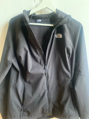 The North Face Vindjacka - En enormt bra jacka för alla årstider och är ganska ny. Storlek M och är otroligt praktiskt samt fin!
