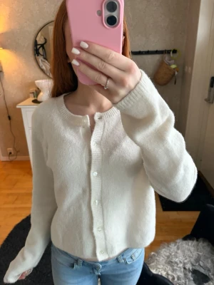 Vit kofta - Jätte fin och nästan inte använd. Den är i M men passar mig som har xs-s 