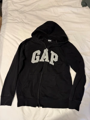 Hoodie och Arket tröja - Hoodie från GAP fint skick. Strl S.           Arket sweatshirt mörkblå S . Bra skick