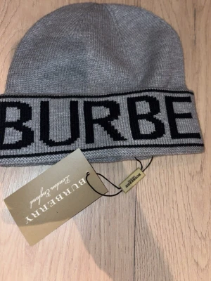 3 olika mössor  - Helt nya och oanvända skriv den du vill ha så fixar jag det. 