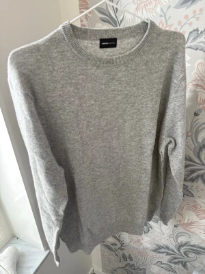 Grå stickad tröja  - Den är helt ny, aldrig använd  bara provad storlek L