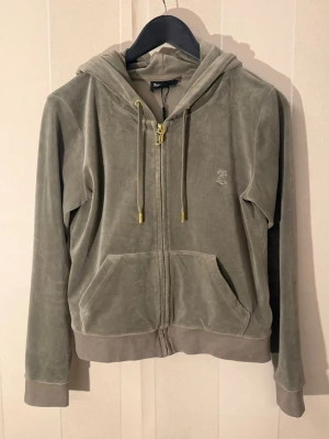 Juicy couture zip hoodie Chinois Green - Juicy couture kofta i färgen Chinois Green,  storlek L, fint skick, använd ett fåtal gånger.  Nypris:1300kr
