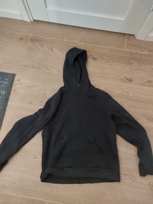 Hoodie från soc - Enkel svart hoodie i storlek 158-164