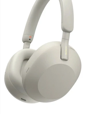 Sony WH-1000XM5 - Sony WH-1000XM5 trådlösa over-ear hörlurar i elegant silver. Aktiv brusreducering, lång batteritid och bekväm design. Hörlurarna är i mycket fint skick utan synligt slitage. Perfekt för musik, resor och arbete. Ett fodral tillkommer med hörlurarna samt orginalförpackningen.