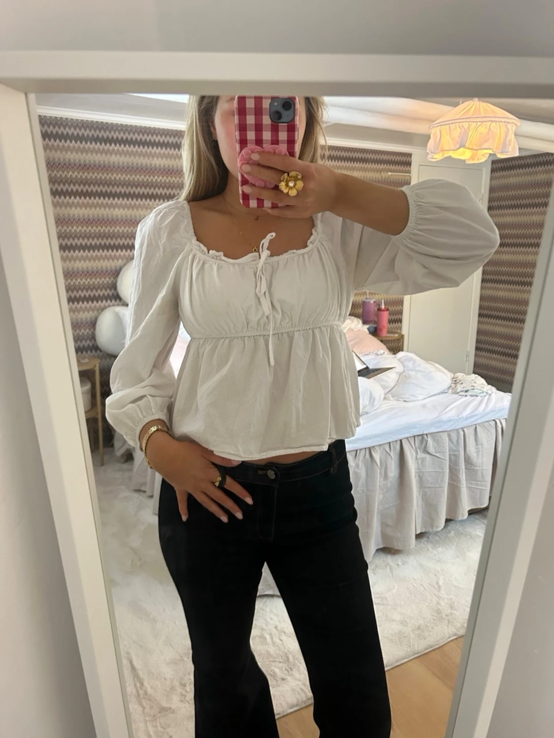 Vit blus med knyt och puffärm - 2
