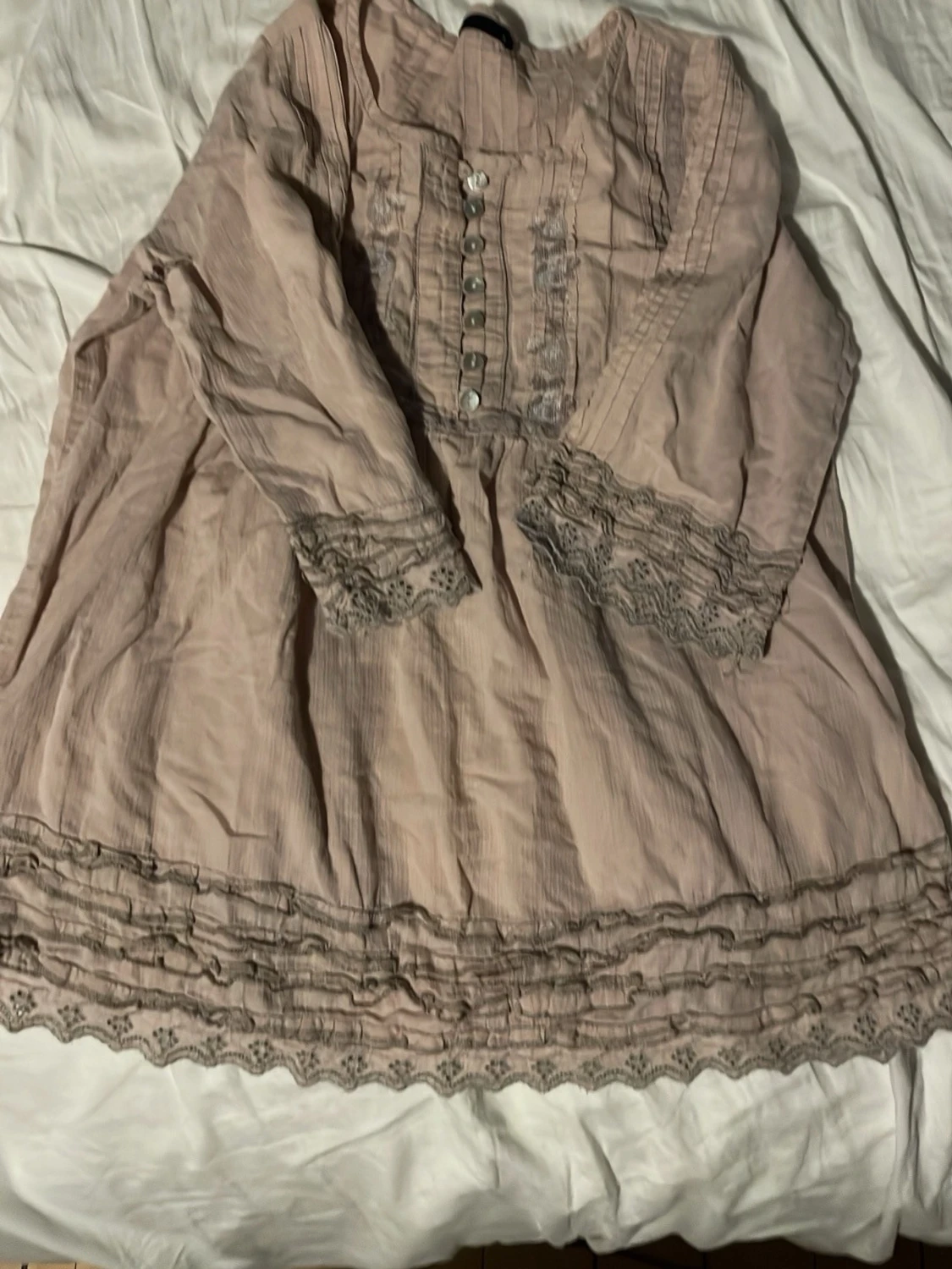 fin blus med spetsdetaljer