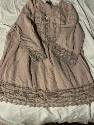 fin blus med spetsdetaljer - skulle uppskatta storleken till m eller l, litet hål i ena armhålan 