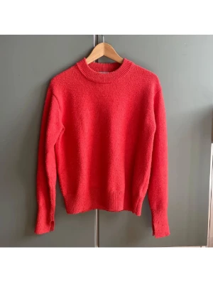 Stickad tröja  - Säljer denna stickade tröja från H&M i storlek s för den inte kommer till användning längre😕Tröjan innehåller ull💕Pris kan diskuteras❤️ 