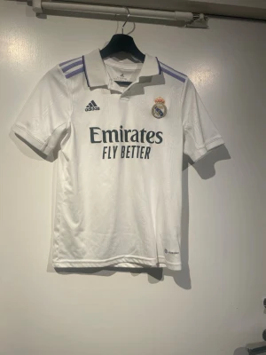 Real madrid - Tja, säljer en fotbollströja från Real Madrid i 11/12y/152cm. Hör av gärna av dig vid frågor!