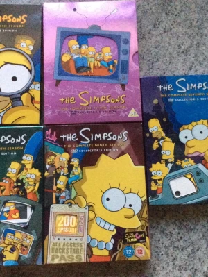 Simpsons boxar 4 st i nyskick  - Simpson 4  boxar i nyskick ej sedda men upptagna