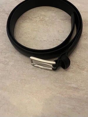 Svart läderbälte från These Glory Days - Hellt nytt bälte från These Glory Days | Skick 10/10, helt oanvänt | Längd=95cm | Nypris 499kr, mitt pris 70kr | Hör av er vid frågor & funderingar