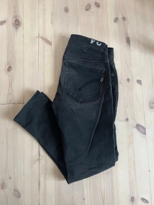 Dondup jeans  - Dondup jeans, sitter som 32/32 , jag är 180 och sitter bra i längden men stora i midjan, midjemått 42 cm och benöppning 18 cm, slim modell, skriv vid frågor!