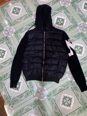 Moncler cardigan  - Säljer en Moncler cardigan i storlek S för vill köpa en vinterjacka