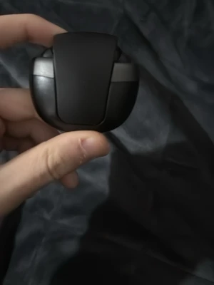 Mixx trådlösa hörlurar - Snygga svarta Mixx trådlösa hörlurar med laddningsetui. Hörlurarna har in-ear design och levereras med originalfodral. Mindre spår av användning kan förekomma men överlag i gott skick. Perfekt för musik, samtal och träning.