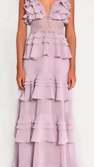 Balklänning - Säljer min fina balklänning från true decendens🫶🏼Använd en gång under balen så i toppskick💞skriv vid frågor🙏Den är i storlek 38 men passar S/M som jag är💞