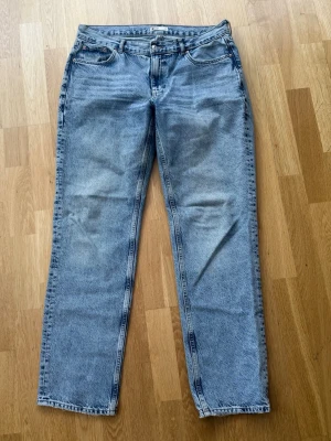 Ljusblå raka jeans - Ljusblå jeans från Gina, låg midja 