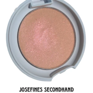 Kbeauty highlighter  - Glittrig kbeauty highlighter/blushtopper från Yesstyle. Är för de som gillar en subtle highlighter. Ordinarie pris 90 kr. Har använts några gånger. Skickas med brev, frakt 15 kr. Gratis frakt vid köp av 3 eller fler sminkgrejer/accessoarer