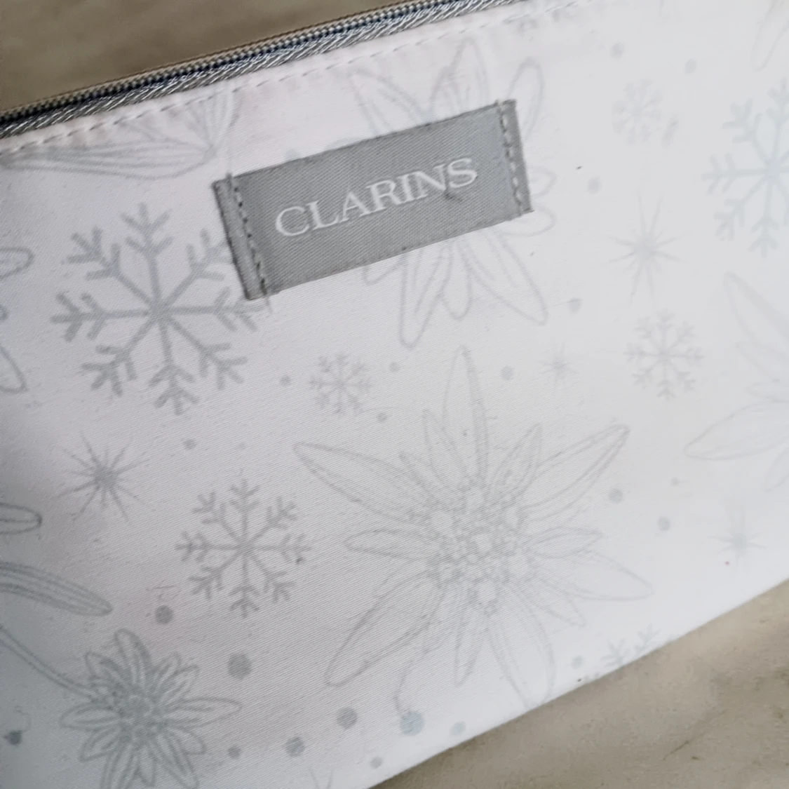 Blommig vit necessär - 91