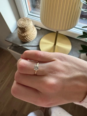 Guldig ring - Elegant guldfärgad ring med 18 karat guld plättering och swarovski sten 