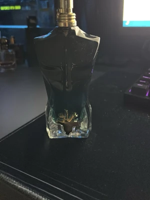 Jean Paul Gaultier le beau - Fin sommarparfym. Ca 85/125ml kvar i parfymen. Säljs pga att parfymen har slutat användas. Skriv vid frågor😊