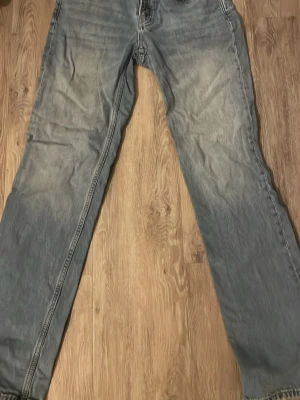 Ljusblå raka jeans från 157, S - Ljusblå jeans från 157 i rak modell