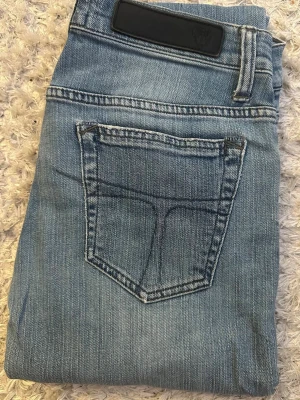 Skinny jeans i ljusblå denim, 28/32 - Snygga skinny jeans i ljusblå denim med klassiska fem fickor och diskreta slitningar. Modellen har smal passform hela vägen ner och normal midja. Perfekta till sneakers eller boots för en chill look.