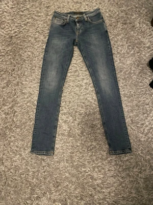  Nudie Jeans - Riktigt feta mid blue slim fit jeans från Nudie i modellen Skinny lin. Observera dock att storleken är ganska liten för att vara 27/30. Är öppen för att diskutera pris då det inte är hugget i sten.  Nypris : 1600:-, mitt pris : 349:-