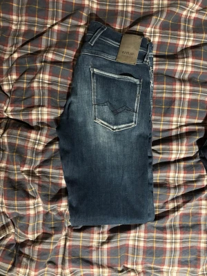 Replay Hyperflex blå jeans - Säljer ett par Replay Hyperflex jeans i storlek 29/32. Jeansen är i väldigt bra skick och slim fit passform. Kontakta vid frågor!😄
