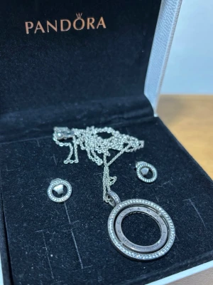 Silvrigt smyckesset från Pandora  - Ett par mindre örhängen med ett längre matchande halsband. 