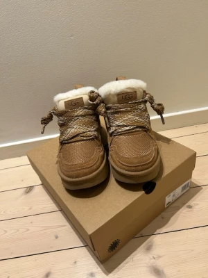 UGG Lowmel Chestnut st 38 - 🤎 UGG Lowmel – Chestnut | Storlek 38 🤎 Stilrena och superbekväma UGGs i klassisk chestnut-färg 🍂Skick:10/10 Perfekta för kalla dagar – varma, sköna och lätta att matcha!  👟 Storlek: 38 💬 Kan diskutera pris vid snabb affär. Har du några frågor är det bara att skriva 😊