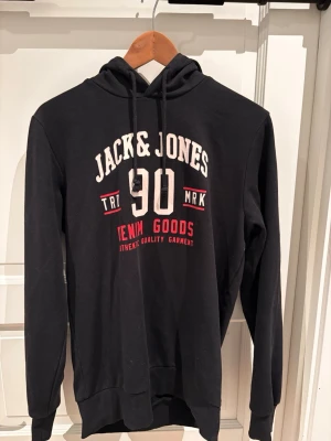 Jack & jones hoodie svart - Tja, säljer en svart jack and jones hoodie som är svart i storlek S. Bra passande hoodie för dig som gillar lite mörkare färger.