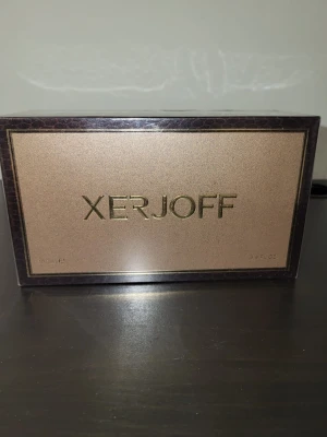 Xerjoff Alexandria II Parfum 100ml - Lyxig parfym från Xerjoff, Alexandria II, 100 ml. Innehåller bl.a. alkohol denat., aqua, BHT, alpha-isomethyl ionone, cinnamal, coumarin, farnesol, geraniol, hydroxycitronellal, limonene och linalool. Tillverkad i Italien. Perfekt för dig som vill sticka ut med exklusiv doft.