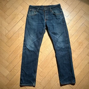 Nudie selvedge jeans - Nudie Sharp Bengt selvedge jeans storlek 33/34 (se mått). Vid köp av fler produkter erbjuds bättre pris. Skriv vid ytterligare frågor eller funderingar🤝 Mått: Längd 105 cm. Midja 43 cm.