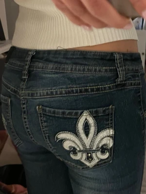 Mörkblå jeans med broderad bakficka - Pris kan diskuteras!! Dragkedjan är sönder men går enkelt att fixa! Storleken är xs-s💓