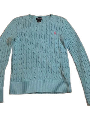 Ralph Lauren Tröja - Supersnygg ljusblå kabelstickad tröja från Ralph Lauren i barnstorlek XL vilket sitter som XS