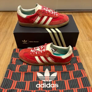 Adidas Wales Bonner red white - Säljer nu mina riktigt feta och unika Wales Bonner red white skor. Dessa är riktigt svåra att få tag på och inte minst i denna färgen, endast seriösa köpare då jag absolut inte har någon bråttom att bli av med dom. Självklart är dom äkta!💥