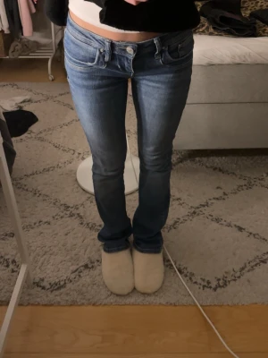 Blå bootcut jeans från LTB Valerie - Snygga blå jeans från LTB, modell Valerie. Jeansen har låg midja.