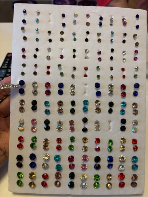 Örhängen  - 97st par örhängen med plast 🤍 • Instagram: Ginise 