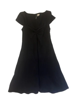 Söt svart kortklänning - Supersöt svart kortklänning från H&M Divided. Säljer då den är för liten. 💞