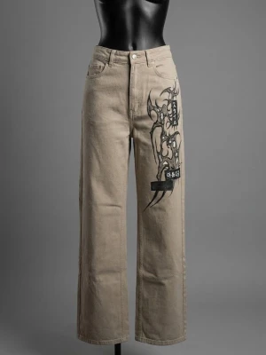  Tribaltryck custom en i hela världen jeans  - Unika beige jeans med breda ben och handmålat tribaltryck i svart och vitt på både framsidan och baksidan. Coola detaljer med japanska och koreanska tecken på vänster ben. Materialet är kraftig bomull och modellen är högmidjad med fem fickor.