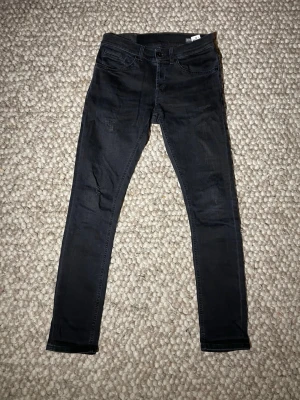 Dondup George  - Hej! säljer ett par riktigt snygga dondup jeans. Dom är i bra skick och storlek 30. Skriv om ni vill ha mått eller svar på andra frågor!