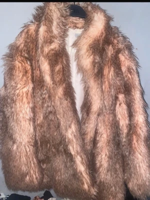 Beige pälsjacka  - Ni kan även köpa fler saker och få paket pris om ni möts upp då de blir enklare än att frakta. Säljer en fluffig och oversized pälsjacka  i beige och bruna toner. Jackan har lång luddig fuskpäls, bred krage och helfodrad insida. Perfekt för dig som vill sticka ut och hålla dig varm under kyliga dagar.