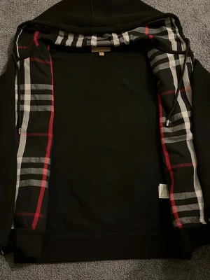 Svart Burberry hoodie - Jätte snygg hoodie från burberry!