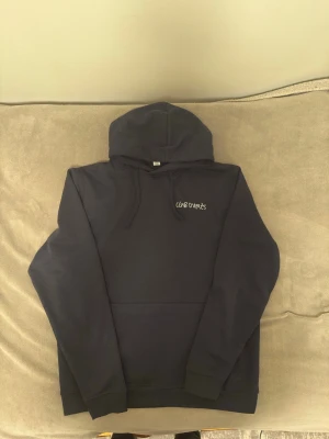 club d’après - as snygg hoodie, skick 10/10 har bara testat den på mig. Säljer pga att den inte passar mig lägre. PRIS KAN DISKUTERAS