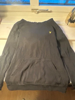 Lyle and Scott hoodie - En enkel svart hoodie som passar dig med en vanlig och relaxed stil