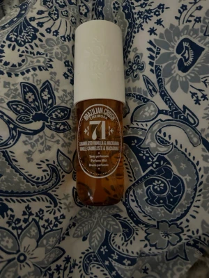 Brazilian Crush Cheirosa 71 Mist - Helt full aldrig använd Perfume mist med doft av karamelliserad vanilj och macadamia. Perfekt för dig som vill ha en söt och unik touch till din stil. Sprayflaska som är enkel att ta med överallt. 