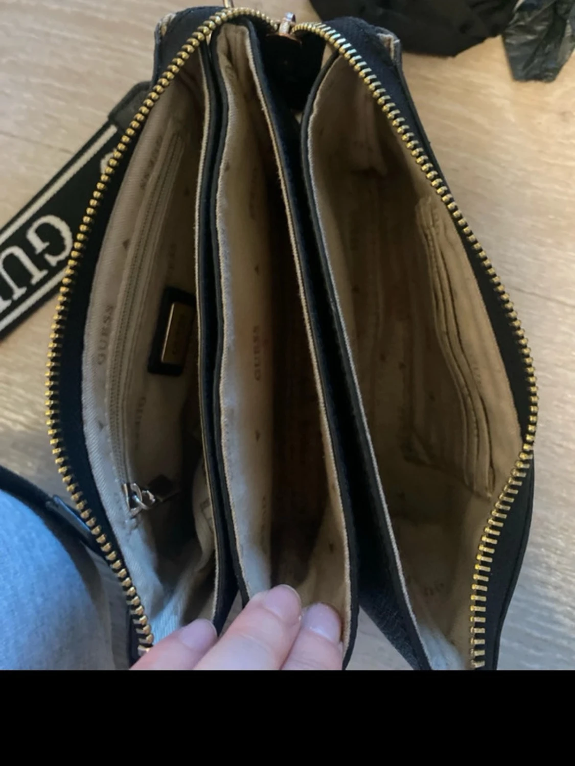 Svart axelväska från Guess med logorem - 3